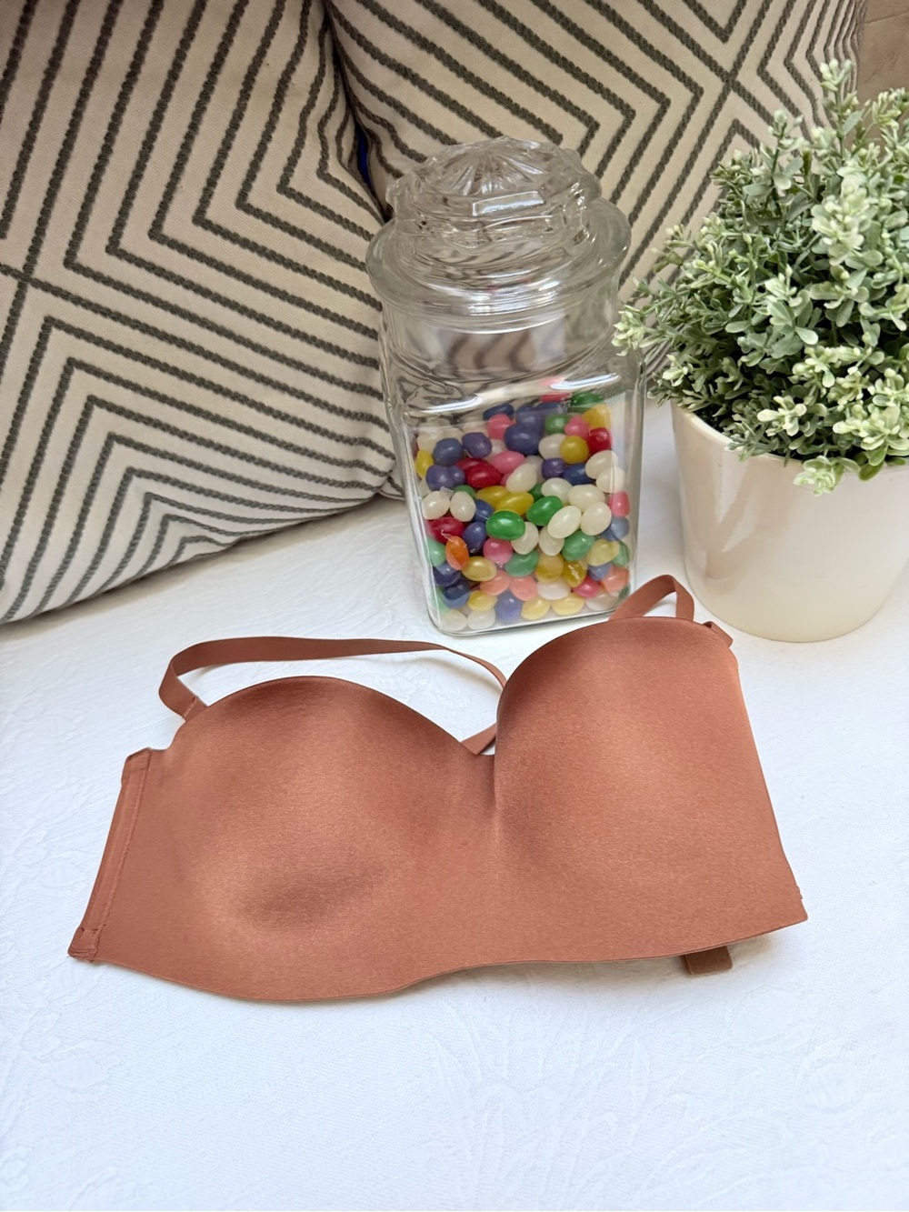 SKIMS Wireless Strapless Bra - 34D Bronze - Picture 5 of 10
